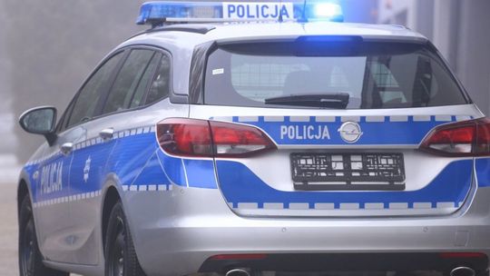 Motocyklista przed policjantami schował się... w krzakach