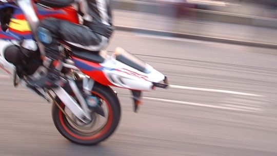 Motocyklista przekroczył prędkość o 150 km/h, uciekał policji