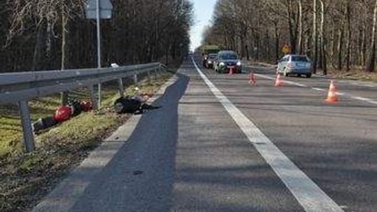 Motocyklista "przeleciał" nad przydrożną barierką