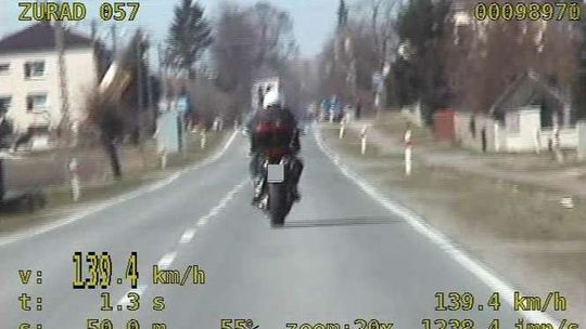 Motocyklista przesadził z prędkością, stracił prawo jazdy