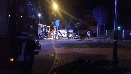 Motocyklista ranny w wypadku. Uderzył w latarnię, a później w zaparkowany samochód