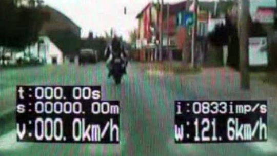 Motocyklista spieszył się na ognisko. Zarobił 24 punkty karne (wideo)