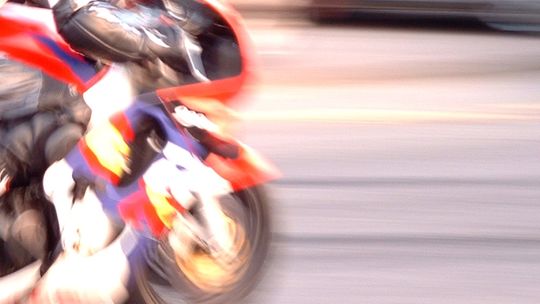 Motocyklista uciekł po stłuczce. Zabrał tylko tablice rejestracyjne