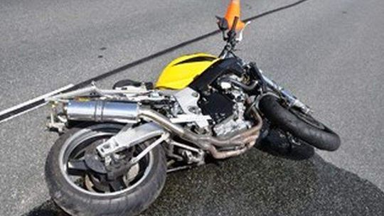 Motocyklista uderzył w barierę i zginął