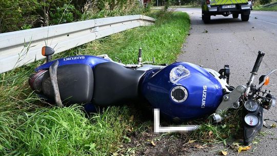 Motocyklista uderzył w barierę mostu. 41-latek trafił do szpitala