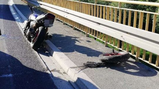Motocyklista urwał koło na krawężniku. Uszkodziło samochód