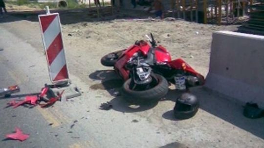 Motocyklista wjechał w ciężarówkę