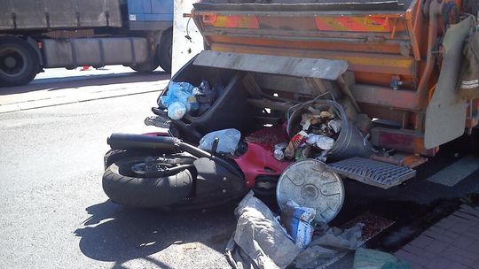 Motocyklista wjechał w śmieciarkę 