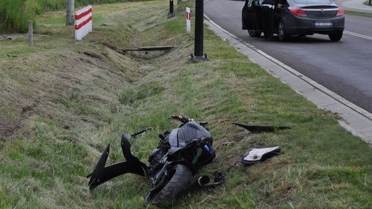 Motocyklista wypadł z drogi i uderzył w skarpę. Trafił do szpitala