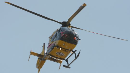 Motocyklista wyprzedzał weselników i wjechał pod samochód