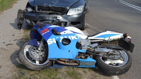 Motocyklista zderzył się czołowo ze skodą