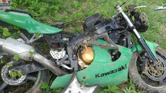 Motocyklista zderzył się z osobówką. Miał zakazy prowadzenia pojazdu