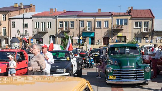 Motoparada Klasyków w Zamościu przyciągnęła tłumy miłośników czterech kółek z całego regionu