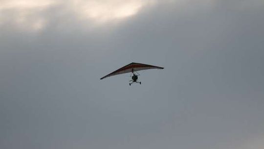 Motoparalotniarz spadł na ziemię. Paliwo ze zbiornika wylewało się na pilota