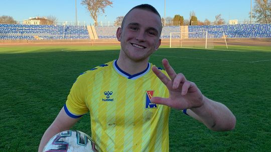 Motor II Lublin – Stal Poniatowa 3:1. Częstował kartkami, jak herbatnikami