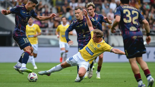 Motor Lublin vs Pogoń Szczecin. Kibicu, po meczu wróć autobusem Motor Lublin kontra Pogoń Szczecin – walka o piłkę w ligowym meczu