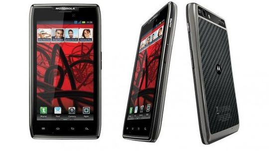 Motorola RAZR MAXX: Można rozmawiać przez 17,6 godziny