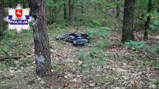 Motorower samoróbka rozbity na drzewie. Chcieli wjechać do lasu
