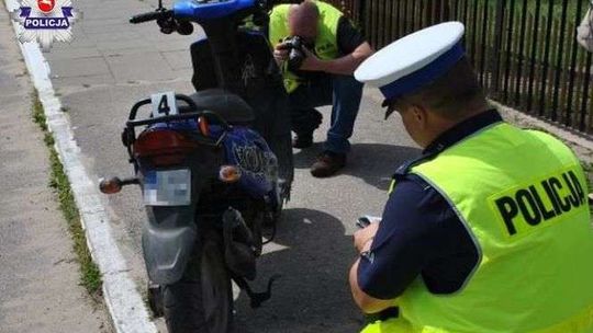 Motorowerzysta uderzył w ogrodzenie i zginął. Jechał bez kasku