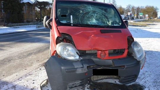 Motorowerzysta wylądował na przedniej szybie busa