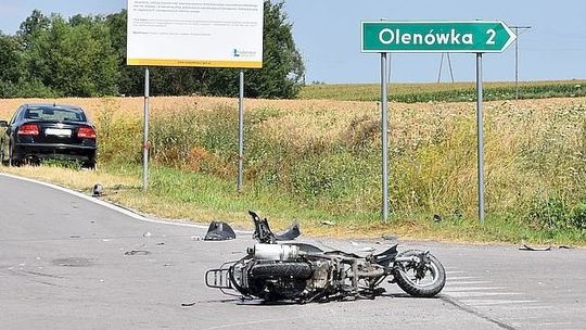 Motorowerzysta zderzył się z saabem. Do szpitala trafił 68-latek 