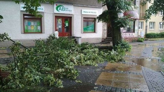 Może być naprawdę groźnie. W nocy ma wiać jeszcze mocniej
