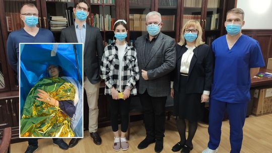 Mózg otwarty, operacja trwa, a wybudzony pacjent liczy i rusza palcami. Tak leczą w Lublinie