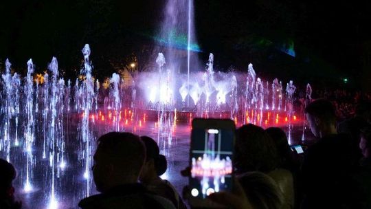 Można już oglądać pokazy fontanny multimedialnej na pl. Litewskim. Harmonogram