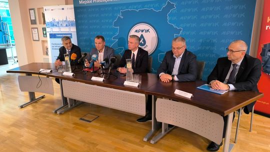 Prezes MPWiK w Lublinie Artur Szymczyk oraz dyrektor Regionu Lubelskiego BGK Marcin Wilczuk podpisują umowę o refinansowanie inwestycji wodno-kanalizacyjnych z Krajowego Planu Odbudowy. Dzięki preferencyjnej pożyczce spółka pozyska ponad 10,5 mln zł na rozwój infrastruktury.