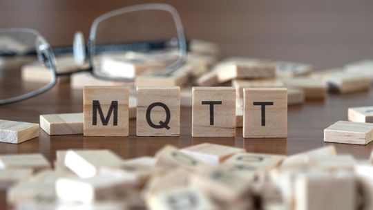 MQTT vs OPC UA – który protokół wybrać do komunikacji w przemyśle?