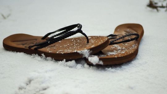 Mróz, a starsza kobieta błąkała się po mieście w japonkach 