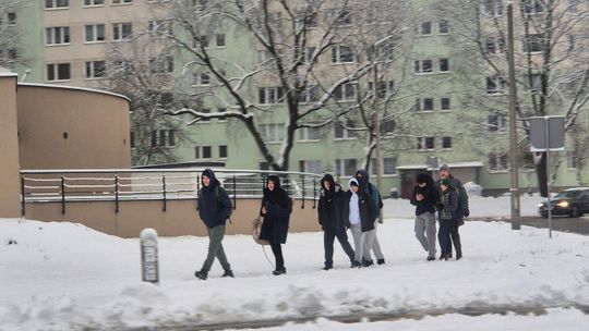 Mróz nie odpuszcza. Szkoły zamknięte, rury pękają Zima w mieście – mieszkańcy poruszają się po ośnieżonym chodniku