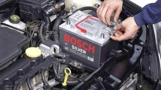 Mróz zabija akumulator i nerwy kierowcy. Jak odpalić samochód na mrozie?