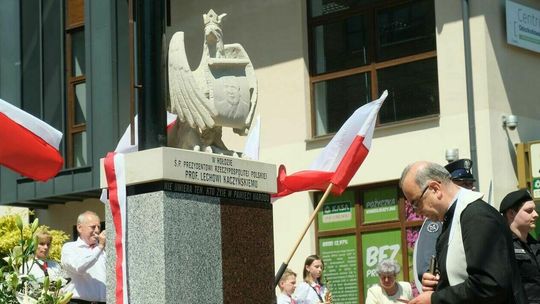 Msza, przemowy i omdlenia. Pomnik Lecha Kaczyńskiego odsłonięty