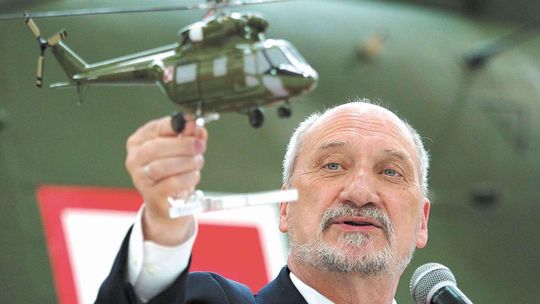 Mucha i Żmijan oskarżają rząd PiS o rozbrajanie polskiej armii