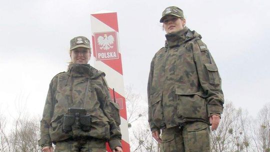 Mundur nie kłóci się z odrobiną makijażu. Kobiety na granicy