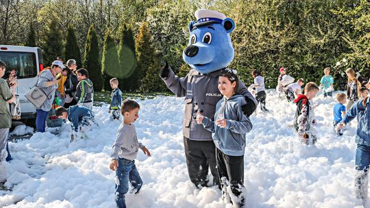 Mundurowa Majówka w Kraśniku. Stażacka piana sprawiła frajdę dzieciom