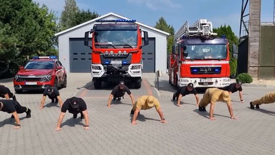 Mundurowi robią pompki. To charytatywny challenge dla chorej na raka nastolatki