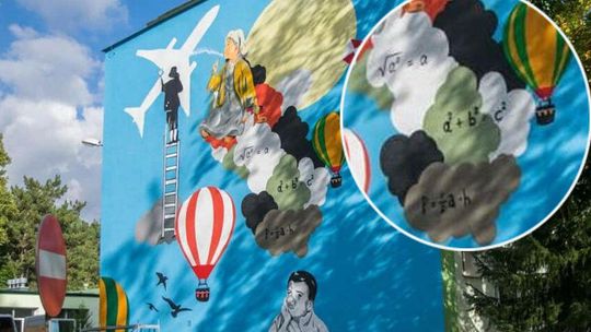 Mural powstał na ścianie szkoły. Z błędem we wzorze matematycznym