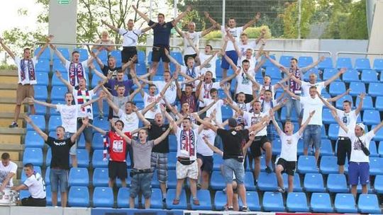 Muszą zbudować klatkę dla kibiców, w której zmieści się 10 osób. "To absurdalna inwestycja"