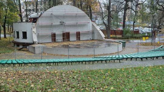 Muszla w Ogrodzie Saskim ucichła na dłużej. Nie naprawią sceny w tym roku