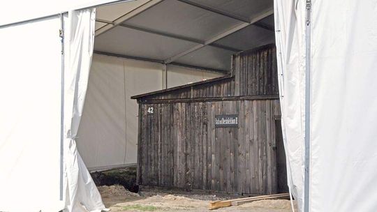 Muzeum na Majdanku: Barak remontują w namiocie