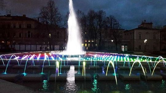 Muzyka i feeria barw. Nowa fontanna na placu Litewskim nocą