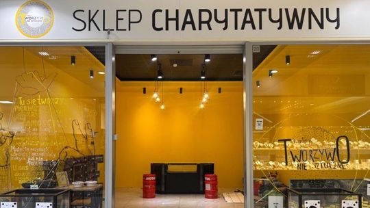 Muzyka, kawa, rozmowy i zakupy. Pierwszy sklep charytatywny otwiera się z pompą