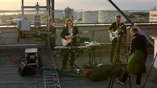 Muzyka popłynęła z dachu Izabelli. Zagrał zespół Wczasy [zdjęcia, wideo]