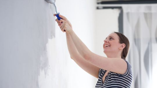 Mycie ścian i gruntowanie przed malowaniem. Po co to robimy?