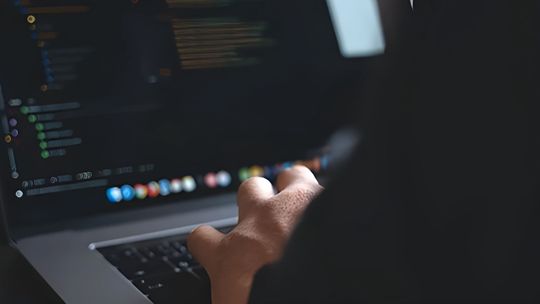 Myślał, że inwestuje w kryptowaluty. Stracił majątek