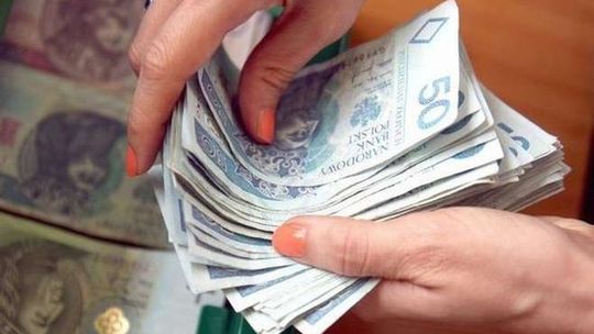 Myślała, że pomaga córce. Zabrała oszczędności syna, wypłaciła pieniądze. Straciła 36 tys. zł