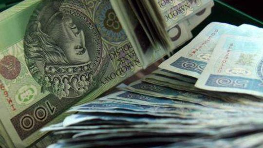 Myślała, że pomaga rodzinie, straciła 10 tys. zł