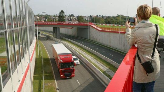 Na al. Solidarności ograniczenie do 60 km/h. Bo jest za głośno